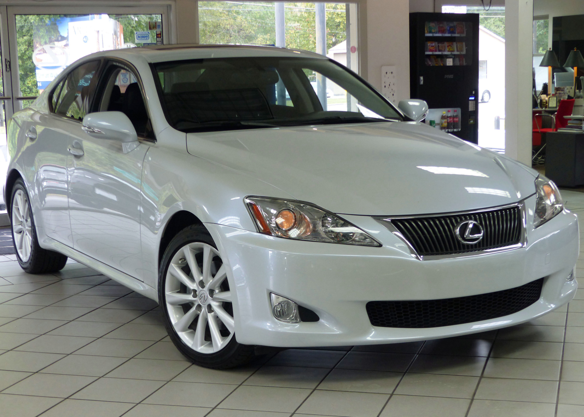 Lexus is 250 2010